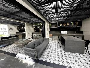 サンティアゴにあるApartamento Exclusivo con las Mejores Vistas de la Ciudad en un Edificio de Lujoのソファとテーブルのあるリビングルーム