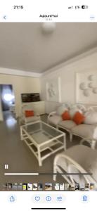 una imagen de una sala de estar con sofá en Villa vue sur mer, en Saidia 