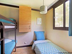 En eller flere senge i et værelse på Chalet confortable avec terrasse pour 5 personnes - API-1-52-388