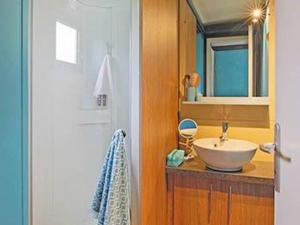 Et badeværelse på Chalet confortable avec terrasse pour 5 personnes - API-1-52-388