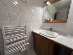 Et badeværelse på Appartement confortable 4/6 pers. à Méribel, proche pistes - FR-1-355-275 + 9 billeder