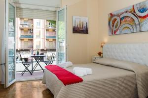 een slaapkamer met een bed en uitzicht op een balkon bij House Gregorio in Rome