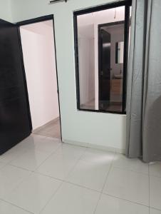 a room with a mirror and a white floor at Apartamento comodo in Cali