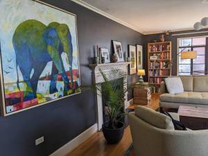 Χώρος καθιστικού στο Art Lover's Retreat - Stunning 2br