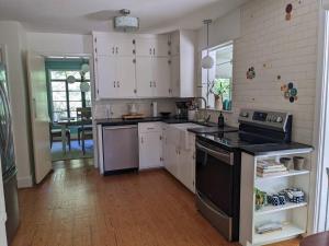 Η κουζίνα ή μικρή κουζίνα στο Art Lover's Retreat - Stunning 2br