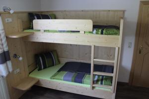 Appartement Höll emeletes ágyai egy szobában