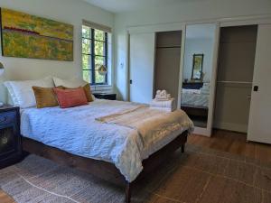 Ένα ή περισσότερα κρεβάτια σε δωμάτιο στο Art Lover's Retreat - Stunning 2br