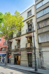 a street light in front of a building at DH3 VIP & Luxurious 2beds APT in Historic Center in Mexico City