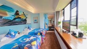 a bedroom with two beds and a large window at Zhuhai Yujia Boutique Bed and Breakfast (Chimelong Tourist Resort Branch) in Hengqin