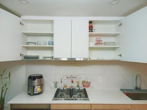 Η κουζίνα ή μικρή κουζίνα στο New condo Great amenities Near Skytrain +26 φωτογραφίες