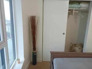 Ένα ή περισσότερα κρεβάτια σε δωμάτιο στο New condo Great amenities Near Skytrain