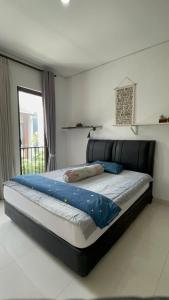 Postel nebo postele na pokoji v ubytování Treevilla 3 Bedroom Home with Private Pool in Jagakarsa South Jakarta + 72 fotografií