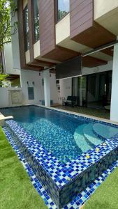 Bazén v ubytování Treevilla 3 Bedroom Home with Private Pool in Jagakarsa South Jakarta nebo v jeho okolí