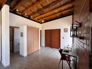 a room with a desk and a wooden ceiling at Wasi loma casa campestre in Pedro Vicente Maldonado