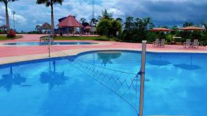 a swimming pool with a net in the water at Wasi loma casa campestre in Pedro Vicente Maldonado