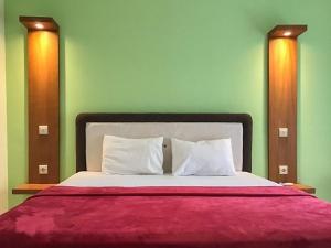 Ένα ή περισσότερα κρεβάτια σε δωμάτιο στο Pondok Mesari Padma Legian RedPartner