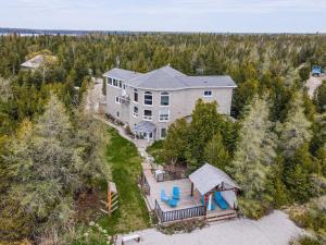 Πισίνα στο ή κοντά στο Stunning waterfront w spa dog run