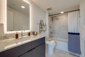 Un baño con lavabo, inodoro y bañera. en Luxury 2-bd, 2-bth Downtown Riverfront, Park Free, en Nashville 28 fotos más