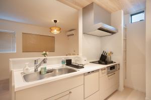 una cocina con fregadero y encimera en 静和 旅タイム千本南, en Osaka 18 fotos más