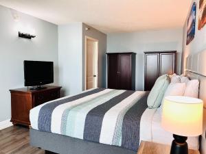 TV a/nebo společenská místnost v ubytování WINTER RATES! Gorgeous Oceanfront Suite! 1Br Condo, Dog friendly! 706