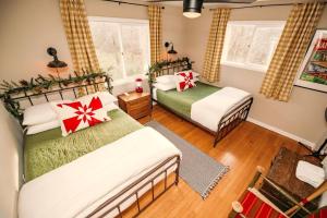 2 Betten in einem Zimmer mit Weihnachtsdekoration in der Unterkunft Hot Cocoa Bar 4 Season Porch Wwood Stove in Pocono Country Place