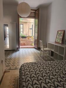 Ένα ή περισσότερα κρεβάτια σε δωμάτιο στο Habitación grande con balcón y mucha luz