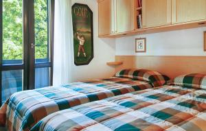 Ένα ή περισσότερα κρεβάτια σε δωμάτιο στο 3 Bedroom Cozy Home In Dolonne