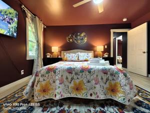 ein Schlafzimmer mit einem Bett mit geblümter Tagesdecke in der Unterkunft Regal Ranch Retreat in Lawrenceville