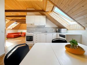 Køkken eller tekøkken på Scenic Escape - Stavanger Loft BnB 33