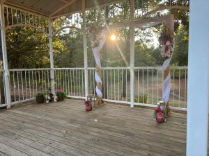 un gazebo esterno con tettoia e fiori di Cottages At Willow Pond a Guthrie 1 altra foto