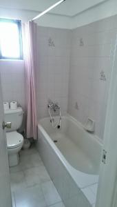 Ένα μπάνιο στο Maouris Hotel Apartments