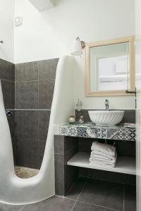 Ett badrum på Skaris Guesthouse Tinos