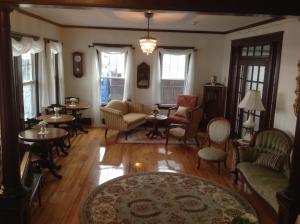 uma sala de estar com um sofá, cadeiras e uma mesa em The Rebekah Inn em Old Orchard Beach
