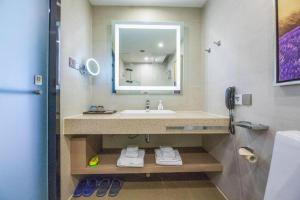 ein Badezimmer mit Waschbecken und Spiegel in der Unterkunft Lavande Hotel Shijiazhuang Museum Branch in Shijiazhuang + 76 Fotos