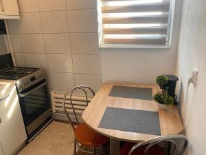 a small kitchen with a table and a stove at Garsoniera ultracentrală1 in Piteşti