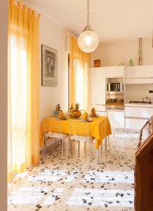 A kitchen or kitchenette at Villa Celeste