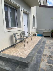 リド・ディ・カマイオーレにあるCasa Seccoの家の外のパティオに座る椅子