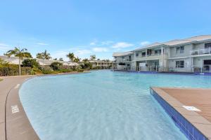 una piscina en un complejo con casas en Pacific Blue Unit 175 Dual Swim Up, en Salamander Bay