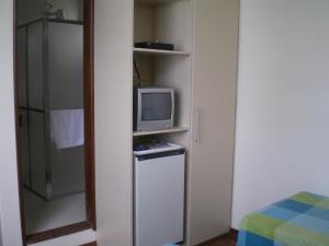 Uma TV ou centro de entretenimento em Hotel São Bento