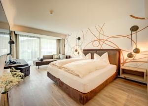 um quarto com uma cama grande e um sofá em Weingut Donabaum "In der Spitz" em Spitz