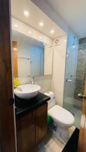 Et badeværelse på Luxury apartamento beah + 6 billeder