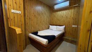 En eller flere senge i et værelse på Pks hotel shahanai