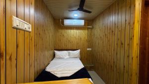 En eller flere senge i et værelse på Pks hotel shahanai