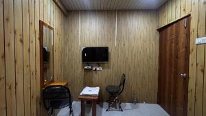 Et tv og/eller underholdning på Pks hotel shahanai + 2 billeder