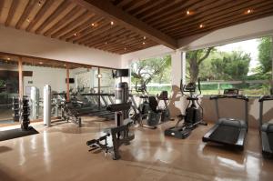un gimnasio con muchas cintas de correr y máquinas elípticas en Hacienda Jurica by Brisas, en Querétaro