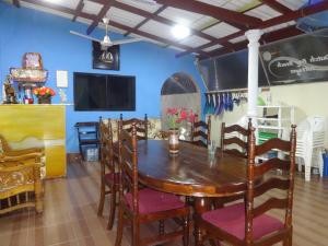 - une salle à manger avec une table et des chaises en bois dans l'établissement Dutch Bay Beach Cottages, à Trincomalee