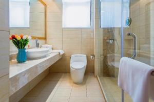 ein Badezimmer mit Toilette, Waschbecken und Dusche in der Unterkunft Vienna Hotel Taicang Shanghai East Road Landu Branch in Zhoujiating + 44 Fotos