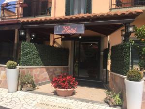 a restaurant with flowers in front of a building at Hotel Dei Tartari in Guidonia