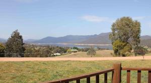 Galería fotográfica de Mountain Bay Log Home en Goughs Bay 16 fotos más