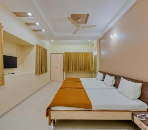 Postel nebo postele na pokoji v ubytování Hotel Sai Prarthana Inn + 16 fotografií